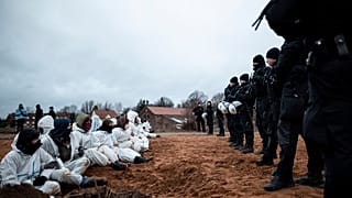 Farkasszemet néző klímaaktivisták és rendőrök Lützerathban 2023. január 6-án
