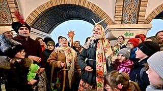 Des artistes costumés lors de la célébration de la Malanka dans une station de métro de Kyiv, le 13 janvier 2023.