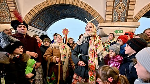 Des artistes costumés lors de la célébration de la Malanka dans une station de métro de Kyiv, le 13 janvier 2023.