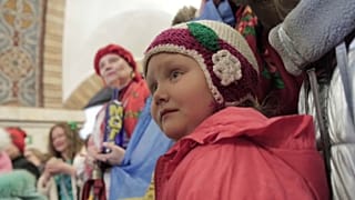 Personas ataviadas con trajes tradicionales cantan villancicos para celebrar Malanka, el Año Nuevo del calendario juliano