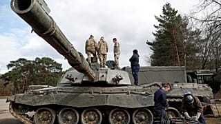 Soldados britânicos num tanque Challenger 2 durante treino (arquivo)