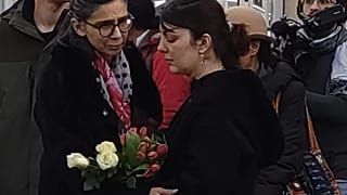 Mohamed Moradi felesége, Zara Dzsam (j)