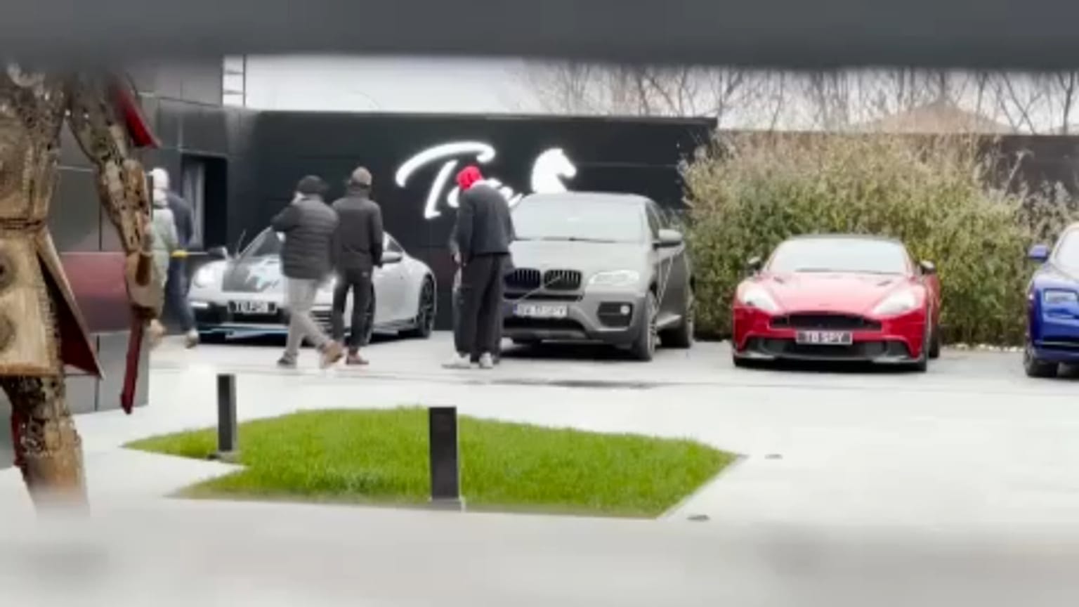 Innen szállította el az autókat a bukaresti rendőrség.
