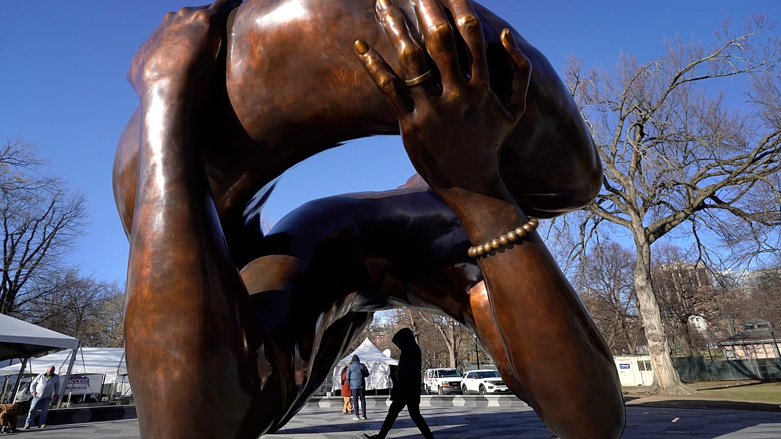 نصب تذكاري من البرونز "The Embrace"  تقديرا لمارتن لوثر كينغ جونيور وكوريتا سكوت كينغ في بوسطن.