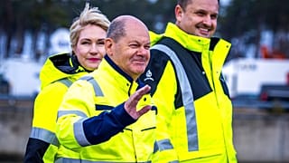 Manuela Schwesig, Ministerpräsidentin von Mecklenburg-Vorpommern (l.), Bundeskanzler Olaf Scholz (M.) und Stephan Knabe, Aufsichtsratsvorsitzender Deutsche Regas