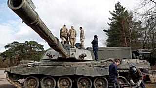 Britische Challenger 2-Panzer auf einem Trainingsgelände
