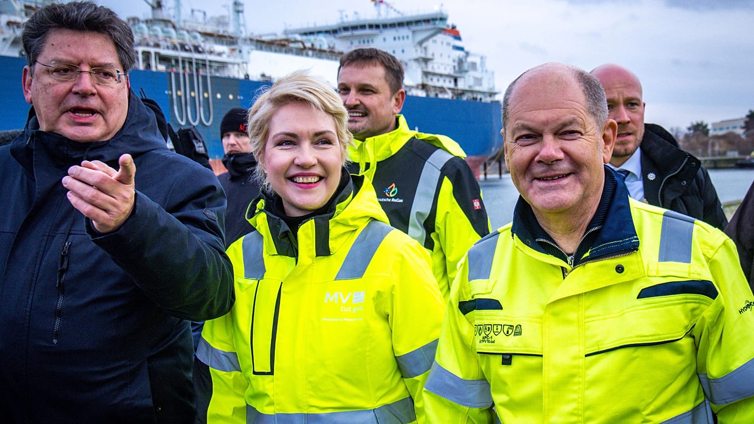Le chancelier allemand Olaf Scholz devant le terminal de gaz naturel liquéfié (GNL) à Lubmin, en Allemagne, samedi 14 janvier 2023.