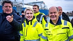 Le chancelier allemand Olaf Scholz devant le terminal de gaz naturel liquéfié (GNL) à Lubmin, en Allemagne, samedi 14 janvier 2023.