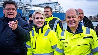 Le chancelier allemand Olaf Scholz devant le terminal de gaz naturel liquéfié (GNL) à Lubmin, en Allemagne, samedi 14 janvier 2023.