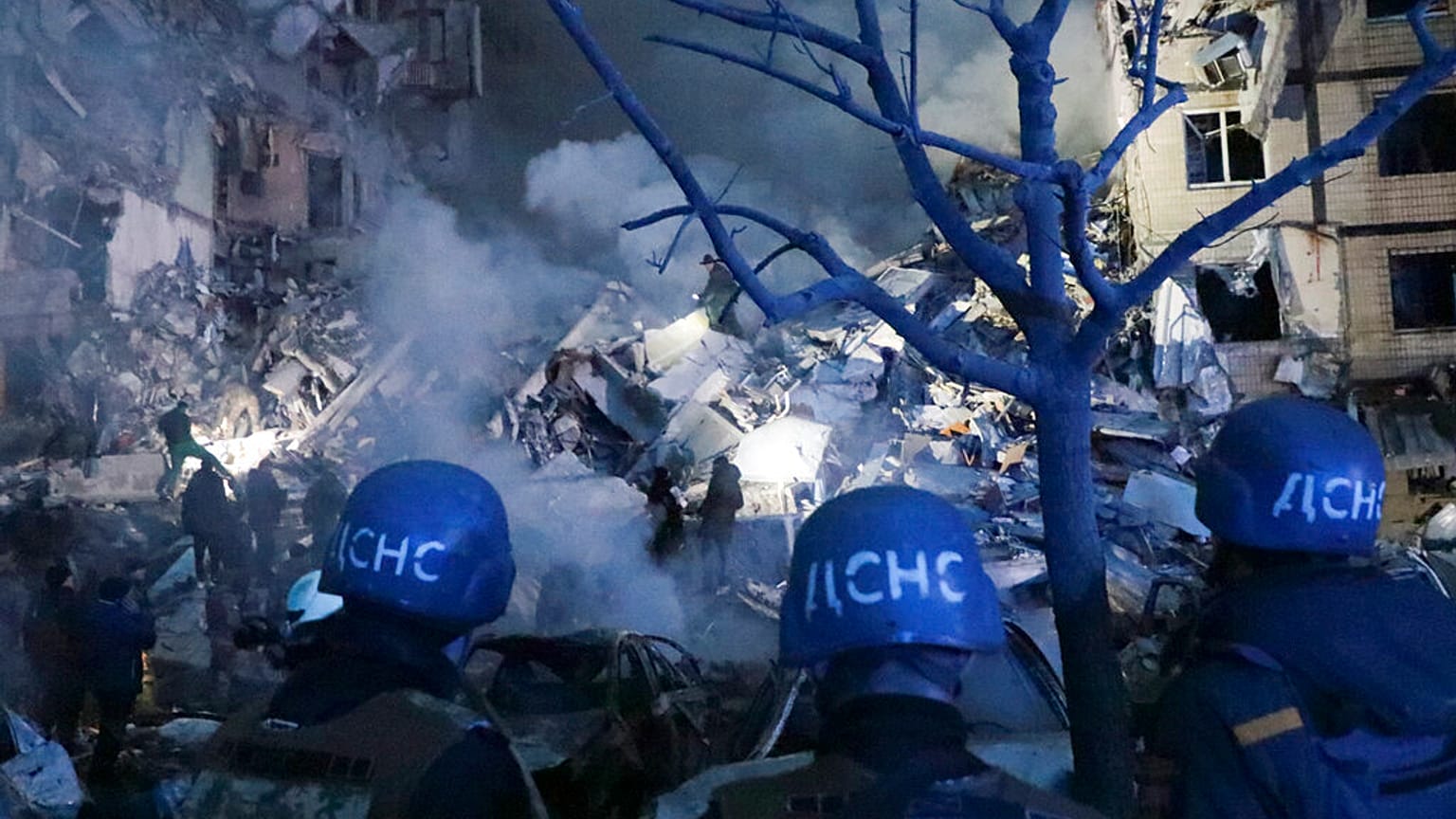 Keresik a romok alatt rekedt embereket az ukrajnai Dnyipróban, 2023. január 14-én