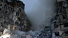 Des secouristes fouillent les décombres après le tir d'un missile russe sur un immeuble à Dnipro, en Ukraine, samedi 14 janvier 2023.