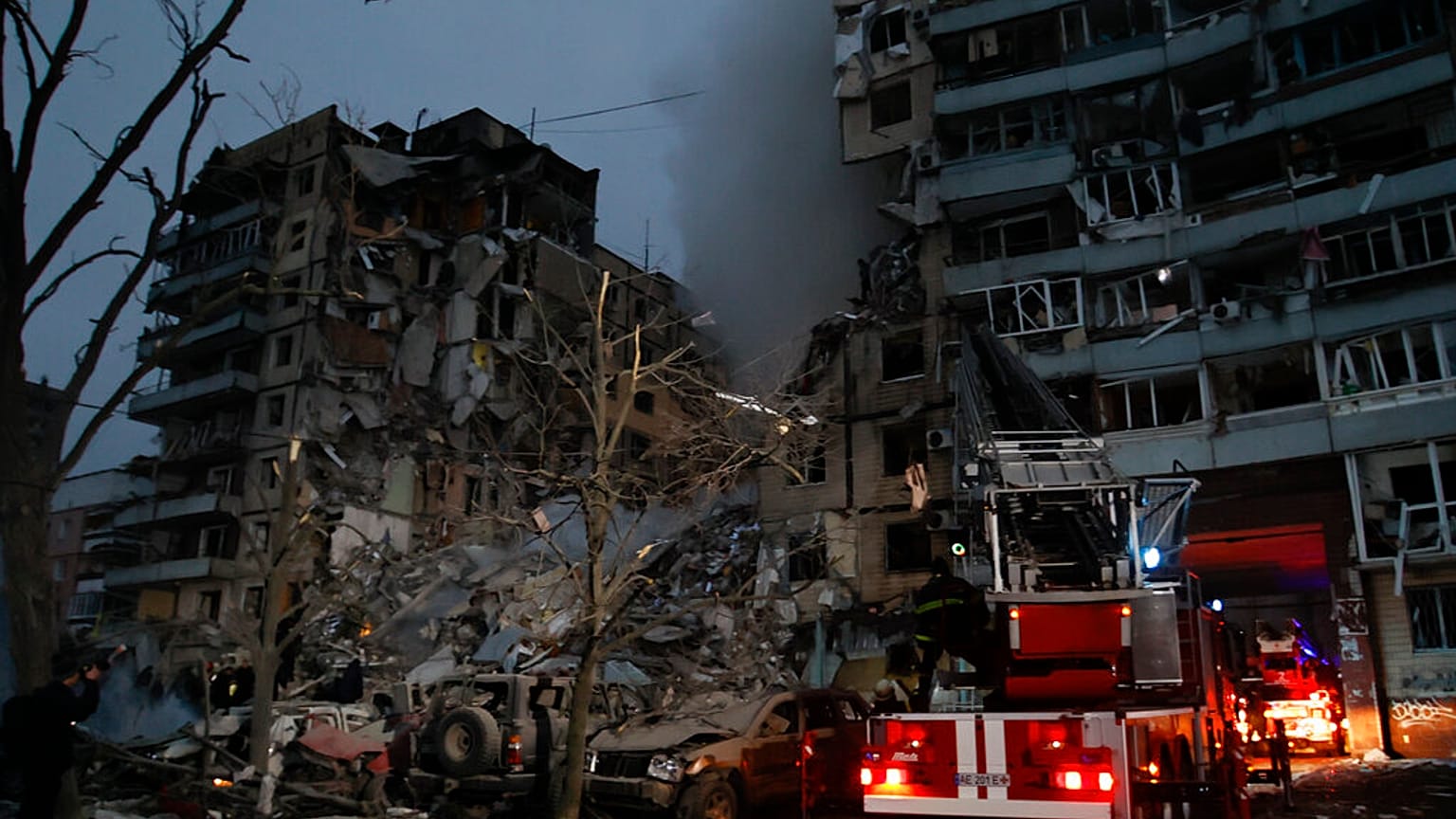Il palazzo sventrato dal missile a Dnipro