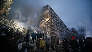 Разбор завалов после попадания российской ракеты в жилой дом, Днепр, 14 января 2023 года.