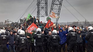 Intervention de la police lors d'une manifestation à Lützerath, en Allemagne, le 14 janvier 2023.