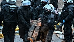 Desalojo de un activista atrincherado en la localidad de Luetzerath, en Alemania, que va a ser demolida para la ampliación de una de la s