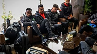 لاعبو المنتخب المغربي U23 لكرة القدم في قاعة الانتظار بمطار سلا 
