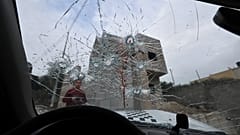 زجاج أمامي لسيارة مثقوبة بالرصاص أسفر عن مقتل فلسطينيين على يد القوات الإسرائيلية في جبع بالقرب من بلدة جنين بالضفة الغربية. 2023/01/14