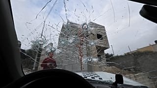 زجاج أمامي لسيارة مثقوبة بالرصاص أسفر عن مقتل فلسطينيين على يد القوات الإسرائيلية في جبع بالقرب من بلدة جنين بالضفة الغربية. 2023/01/14