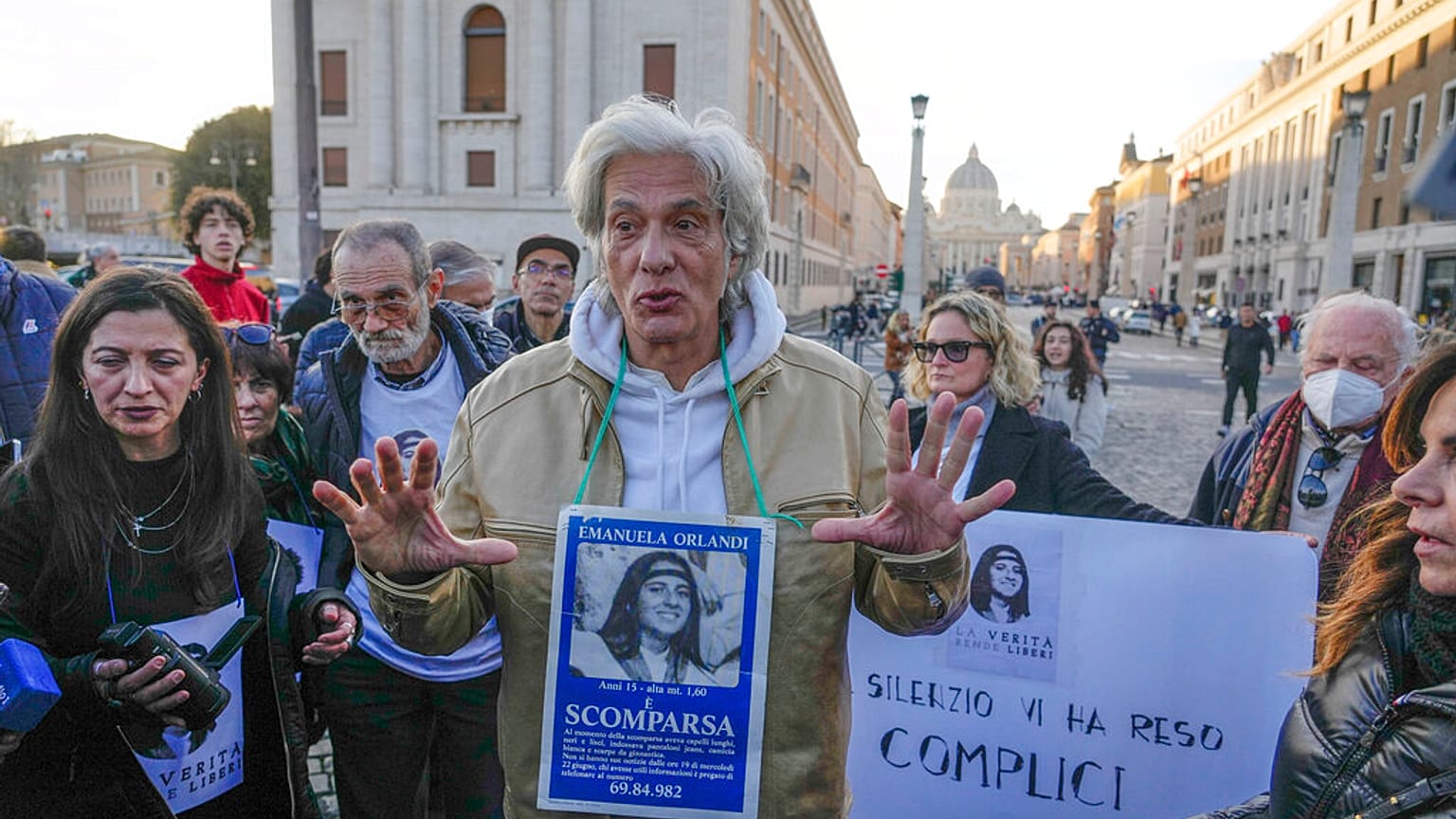 Centenas de pessoas manifestaram-se não muito longe da Praça de São Pedro