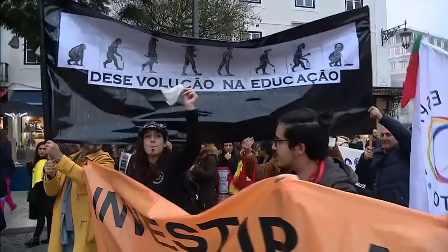 Enseignants qui manifestent à Lisbonne, Portugal, le 14 janvier 2023.