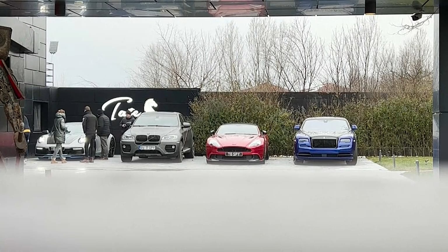 Le parc automobile d'Andrew Tate à Bucarest comprenait une Rolls-Royce bleue, une Ferrari, une Porsche, une BMW, une Aston Martin et une Mercedes-Benz. 