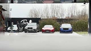 Le parc automobile d'Andrew Tate à Bucarest comprenait une Rolls-Royce bleue, une Ferrari, une Porsche, une BMW, une Aston Martin et une Mercedes-Benz.