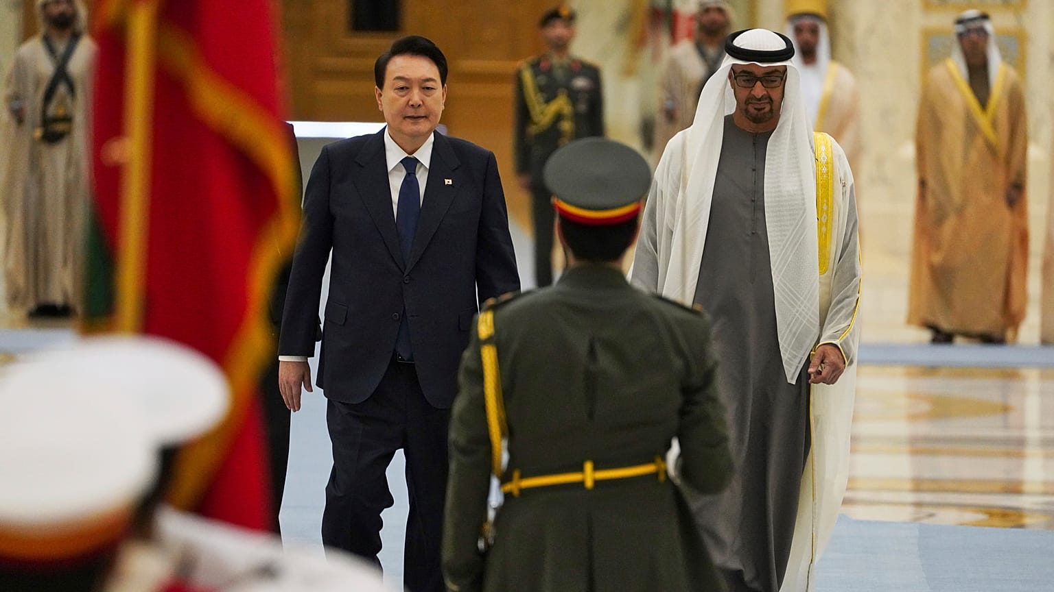رئيس كوريا الجنوبية يون سوك يول ونظيره الإماراتي الشيخ محمد بن زايد آل نهيان في قصر الوطن في أبو ظبي - الإمارات العربية المتحدة.