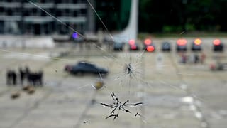 Zerstörungen nach dem Angriff auf Regierungsgebäude