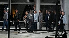 Luiz Inacio Lula da Silva brazil elnök szemrevételezi a Planalto palotában keletkezett károkat, miután megrohamozták azt.