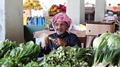 صورة أرشيف لرجل في سوق للخضورات بالقطيف