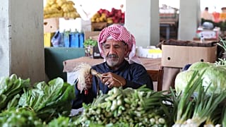 صورة أرشيف لرجل في سوق للخضورات بالقطيف