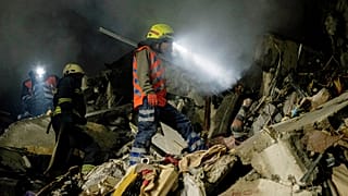 Túlélők után kutat egy férfi a szétlőtt dnyiprói lakóház romjai között