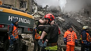 Rescate de una mujer entre las ruinas del bloque de viviendas de Dnipro (Ucrania), destruido por un misil ruso.