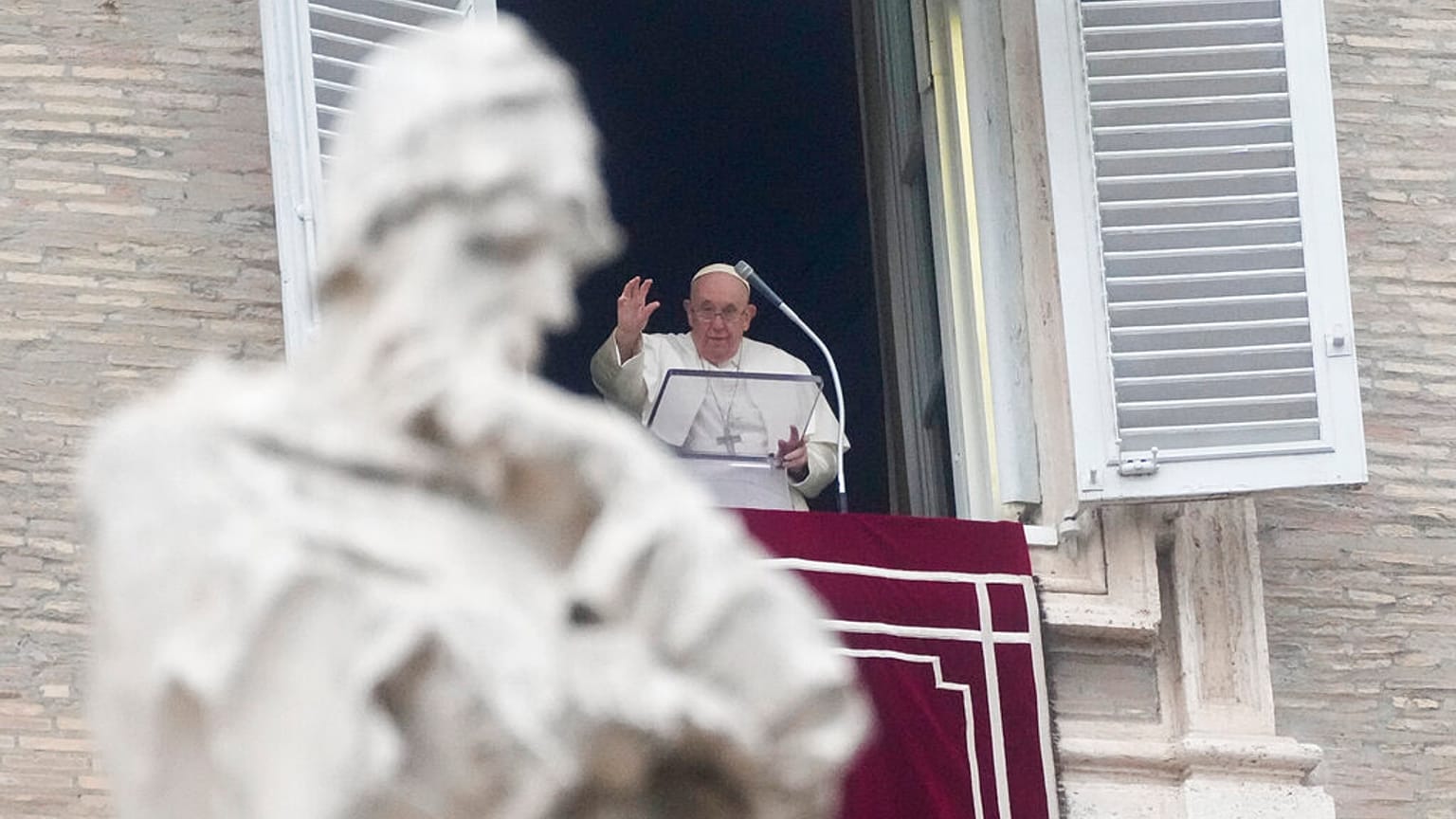 Il papa durante l'angelus di oggi