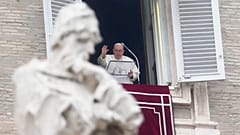 Il papa durante l'angelus di oggi