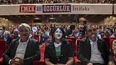 Emek ve Özgürlük İttifakı'nın İstanbul'daki ilk mitingi Demirtaş'a ait şarkı ile başladı 