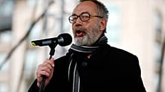 Tamás Gáspár Miklós beszédet mond az Egymillióan a magyar sajtószabadságért eseményen