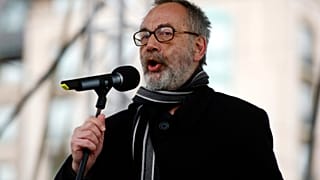 Tamás Gáspár Miklós beszédet mond az Egymillióan a magyar sajtószabadságért eseményen