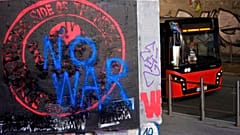 Αντιπολεμικό μήνυμα πάνω από γκράφιτι με το σήμα της ρωσικής μισθοφορικής ομάδας wagner στο Βελιγράδι