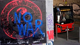 Αντιπολεμικό μήνυμα πάνω από γκράφιτι με το σήμα της ρωσικής μισθοφορικής ομάδας wagner στο Βελιγράδι