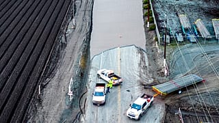 Une route en grande partie sous les eaux près de Salinas, Californie, le 13 janvier 2023