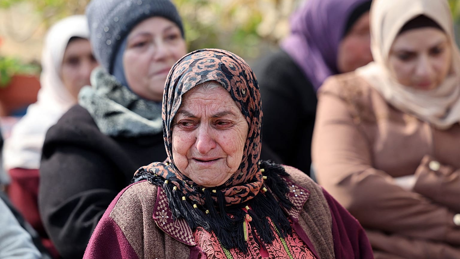 فلسطينيات يبكين خلال تشييع جنازة أحمد الكحلة في قرية رمون بالضفة الغربية المحتلة. 2023/01/15