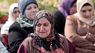 فلسطينيات يبكين خلال تشييع جنازة أحمد الكحلة في قرية رمون بالضفة الغربية المحتلة. 2023/01/15