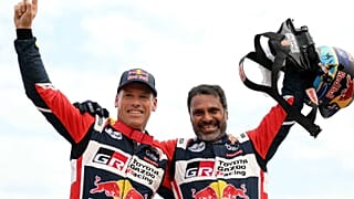 Nasser Al-Attiyah celebrando su triunfo con su copiloto, el francés Mathieu Baumel
