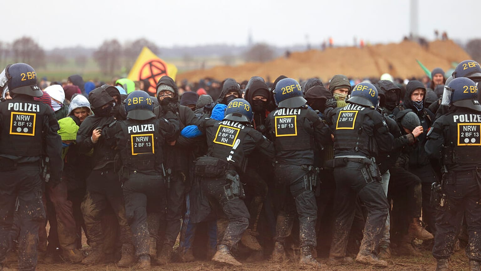 Polizisten beim Einsatz gegen Klima-Aktivist:innen in Lützerath bei Garzweiler