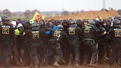 Polizisten beim Einsatz gegen Klima-Aktivist:innen in Lützerath bei Garzweiler