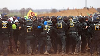 Polizisten beim Einsatz gegen Klima-Aktivist:innen in Lützerath bei Garzweiler