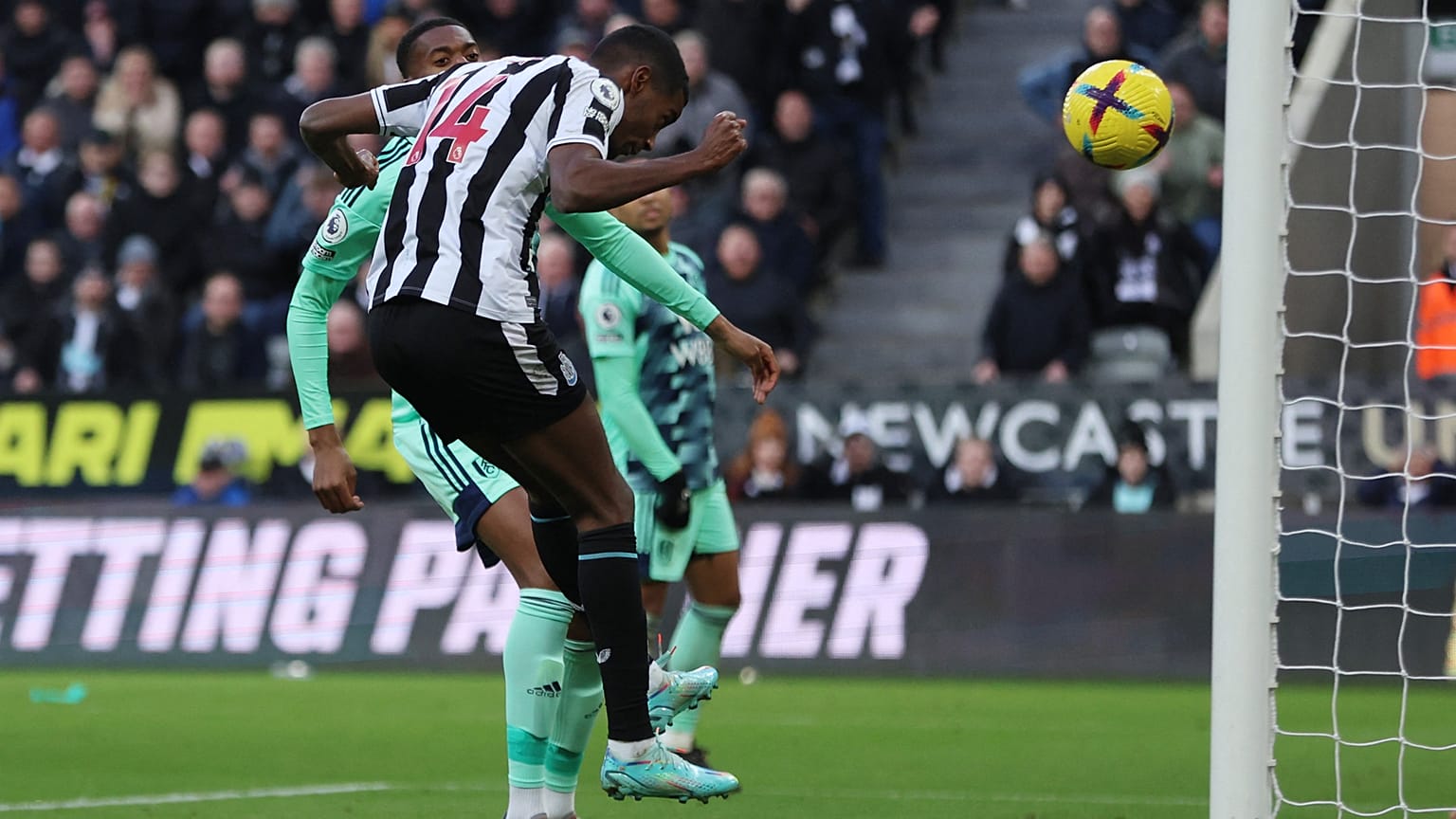 ألكسندر إيساك لاعب نيوكاسل يونايتد يسجل الهدف الأول خلال مباراة فريقه أمام فولهام في الدوري الإنجليزي الممتاز لكرة القدم بنيوكاسل. 2023/01/15