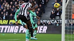 ألكسندر إيساك لاعب نيوكاسل يونايتد يسجل الهدف الأول خلال مباراة فريقه أمام فولهام في الدوري الإنجليزي الممتاز لكرة القدم بنيوكاسل. 2023/01/15