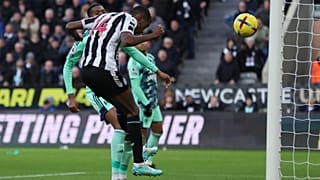 ألكسندر إيساك لاعب نيوكاسل يونايتد يسجل الهدف الأول خلال مباراة فريقه أمام فولهام في الدوري الإنجليزي الممتاز لكرة القدم بنيوكاسل. 2023/01/15